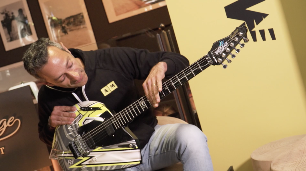 Antonio Privitera con la chitarra di Giulio Maceroni.