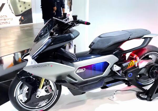 EICMA 2022. CFMoto tra la bella endotermica NK C22 e questo scooter sportivo [VIDEO]