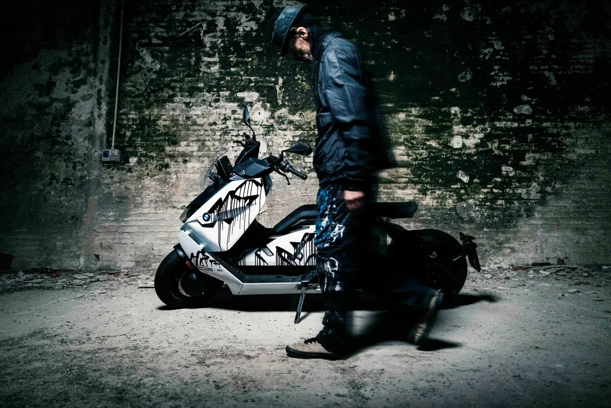 BMW CE04 by Flycat: quando arte e due ruote si incontrano (2)