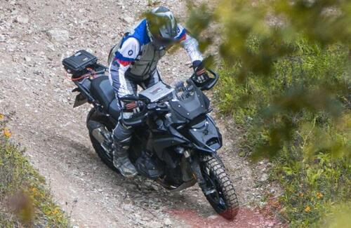 La futura BMW R1300GS fotografata in fuoristrada: è nuovo anche il telaio (2)