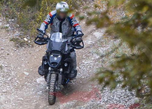 La futura BMW R1300GS fotografata in fuoristrada: è nuovo anche il telaio (3)