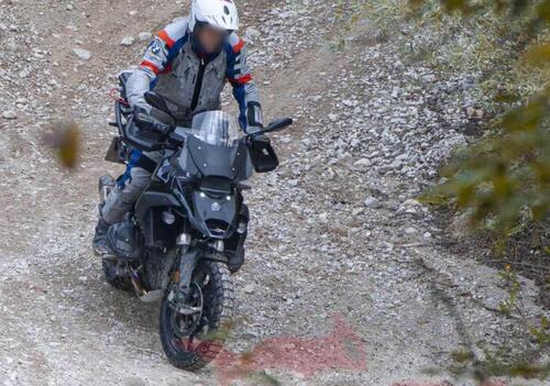 La futura BMW R1300GS fotografata in fuoristrada: è nuovo anche il telaio (5)