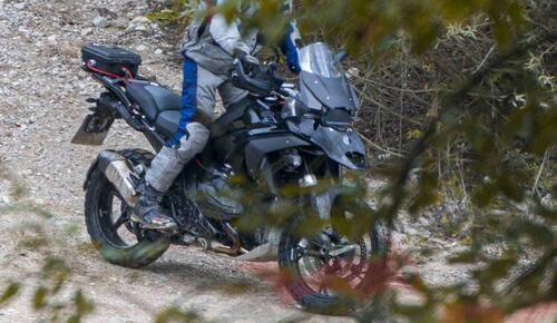 La futura BMW R1300GS fotografata in fuoristrada: è nuovo anche il telaio (4)