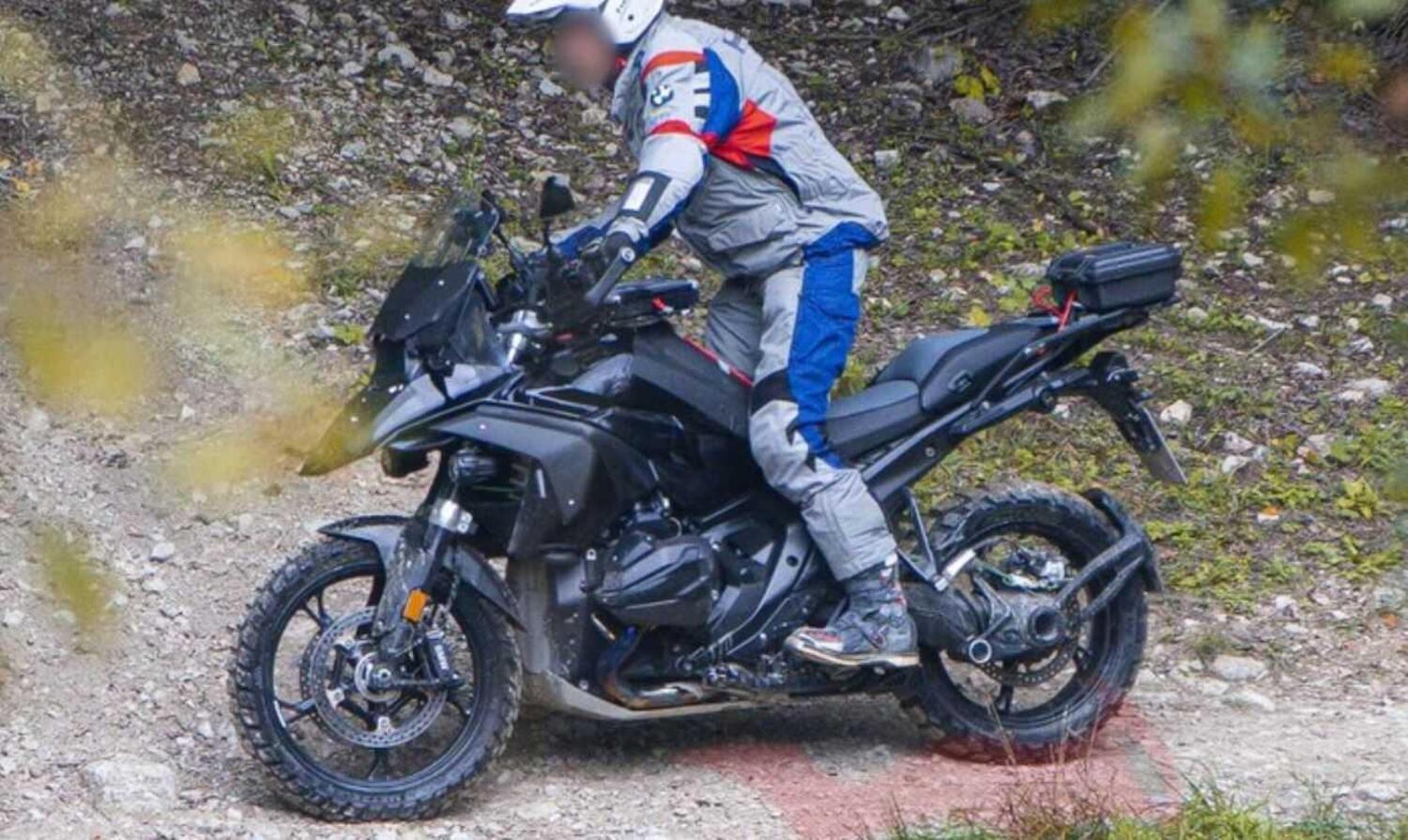 La futura BMW R1300GS fotografata in fuoristrada: è nuovo anche il telaio