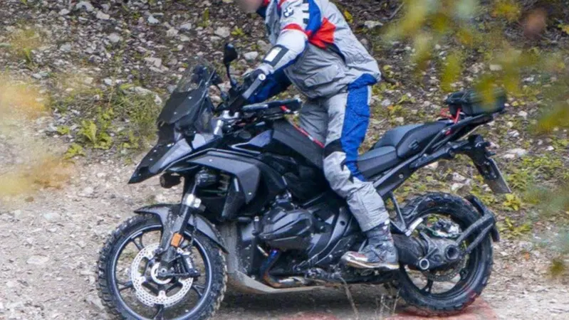 La futura BMW R1300GS fotografata in fuoristrada: &egrave; nuovo anche il telaio
