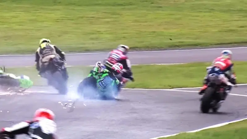 Tampona il pilota davanti e resta incastrato con l'inguine nella moto [VIDEO VIRALE]