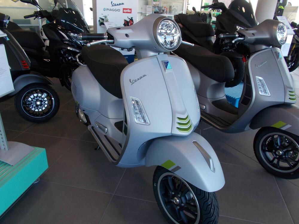 Vespa GTS 300 Supertech Hpe (2021 - 22) (2)