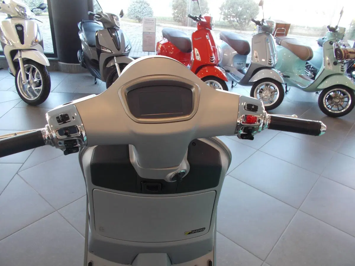 Vespa GTS 300 Supertech Hpe (2021 - 22) (10)