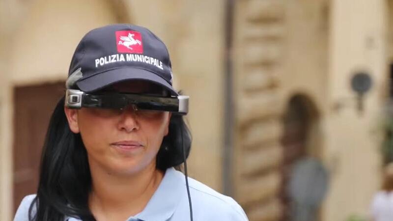 I super occhiali della polizia locale di Arezzo: come funzionano e perch&eacute; il Garante vuole stopparli [VIDEO]