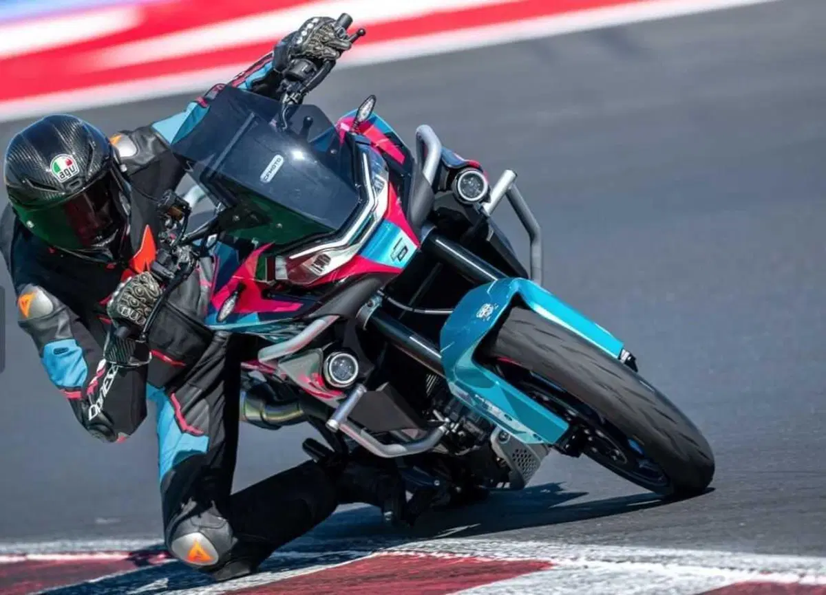 CFMoto 800MT Sport R. Una “R” che si traduce crossover sportiva (3)