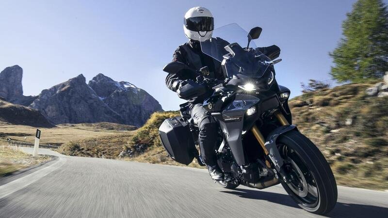 Yamaha e le moto pi&ugrave; sicure: connesse, autostabilizzanti e con airbag