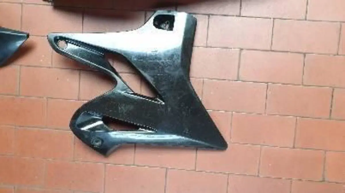 YAMAHA YZ 125 SET DI PLSTICHE NERE COMPLETO USATE (3)