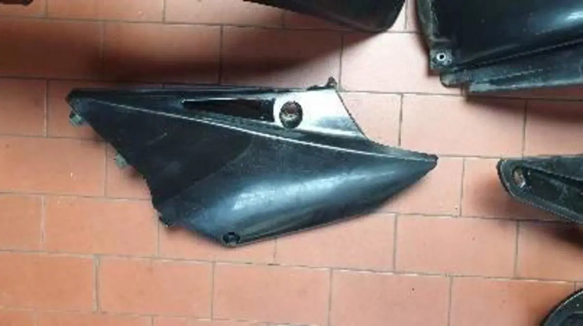YAMAHA YZ 125 SET DI PLSTICHE NERE COMPLETO USATE (7)
