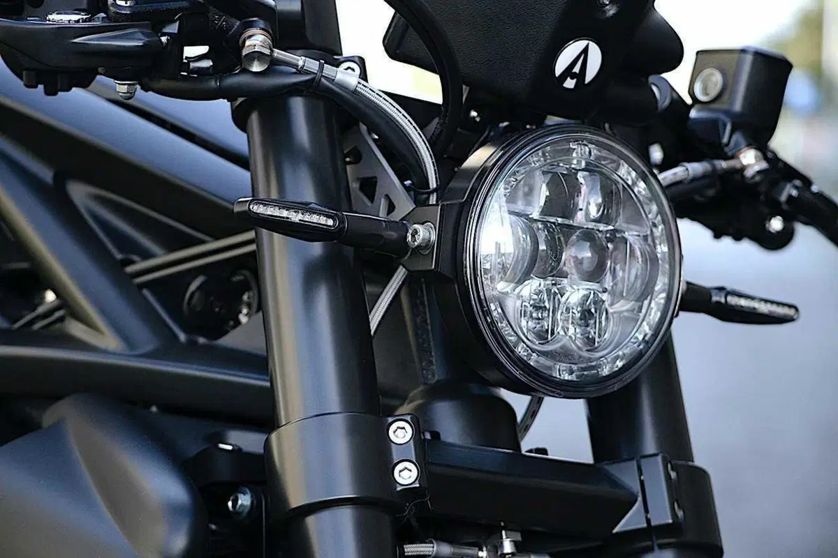 Arriva la Ariel Ace Black Edition. L'inglese con il V4 Honda (3)