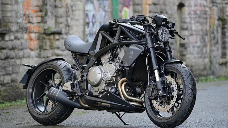 Arriva la Ariel Ace Black Edition. L'inglese con il V4 Honda