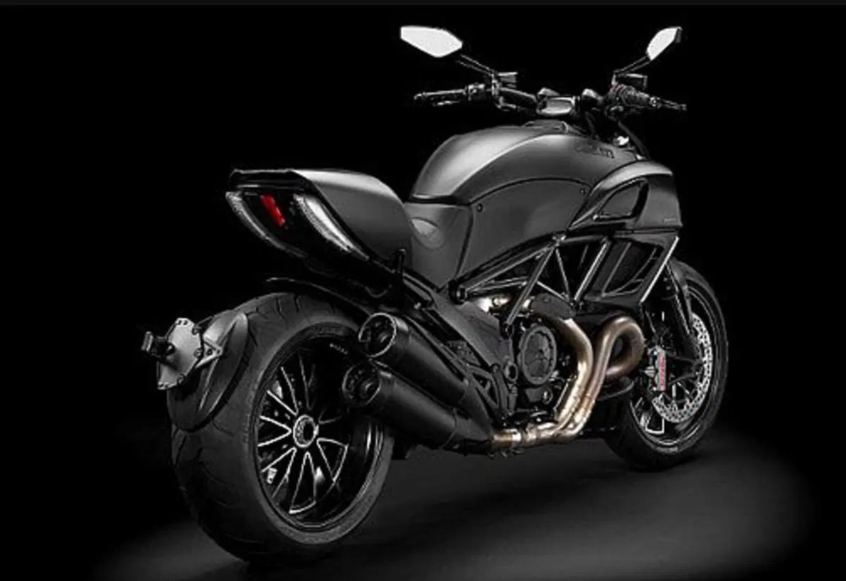 Ducati Diavel 1200 Diavel 1200 Dark (2012 - 13) (4)
