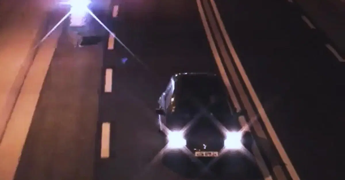 Lo scherzo, pi&ugrave; o meno divertente, dell'autovelox umano, fin quando non arriva la polizia! [VIDEO VIRALE]