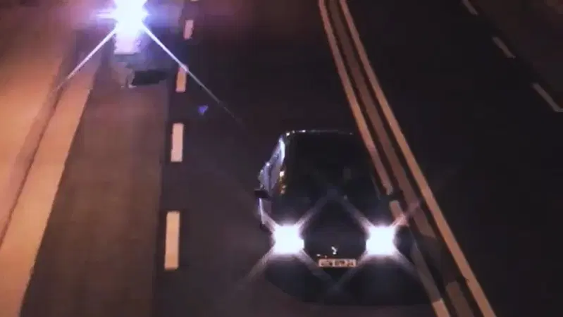 Lo scherzo, pi&ugrave; o meno divertente, dell'autovelox umano, fin quando non arriva la polizia! [VIDEO VIRALE]