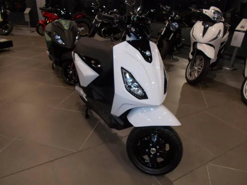 Piaggio 1 Active PMP (2022 - 23) (2)
