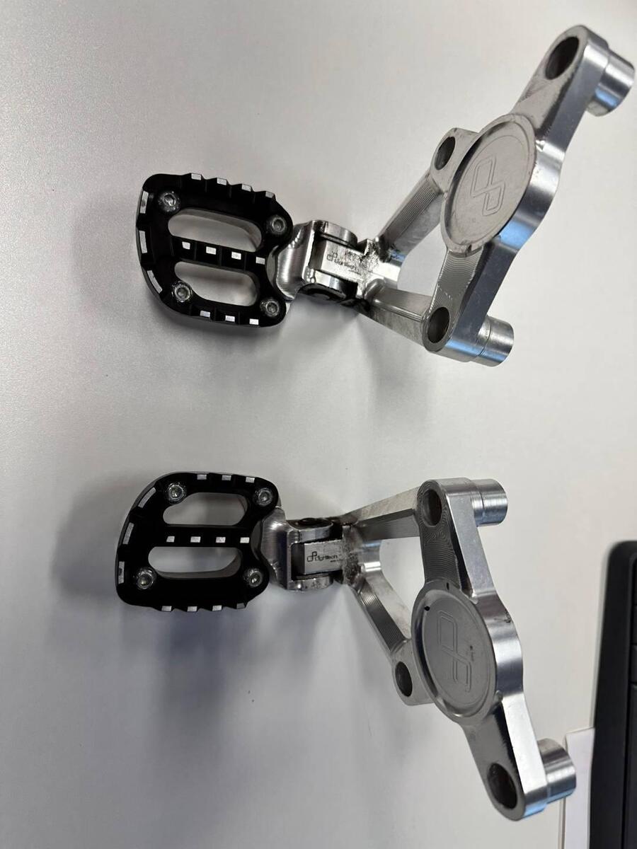 Coppia Pedane Maggiorate Accossato off-Road in Ergal per Ktm