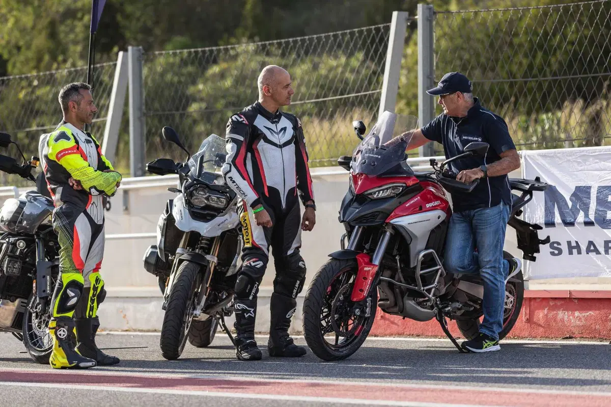 MAXI ENDURO in pista a 200 km/h! Chi vince tra BMW, DUCATI, HARLEY-DAVIDSON, KTM? (2)