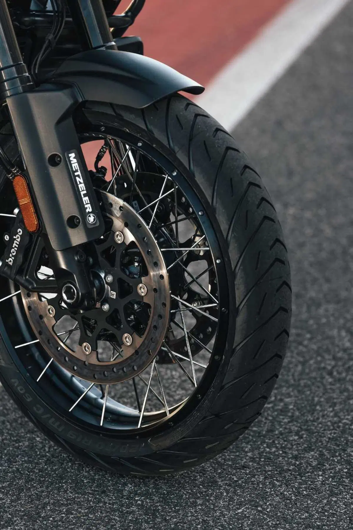 MAXI ENDURO in pista a 200 km/h! Chi vince tra BMW, DUCATI, HARLEY-DAVIDSON, KTM? (14)