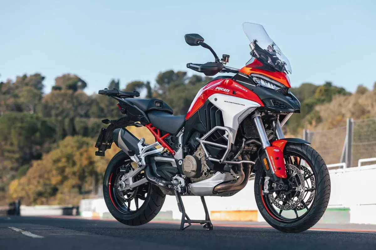 MAXI ENDURO in pista a 200 km/h! Chi vince tra BMW, DUCATI, HARLEY-DAVIDSON, KTM? (4)