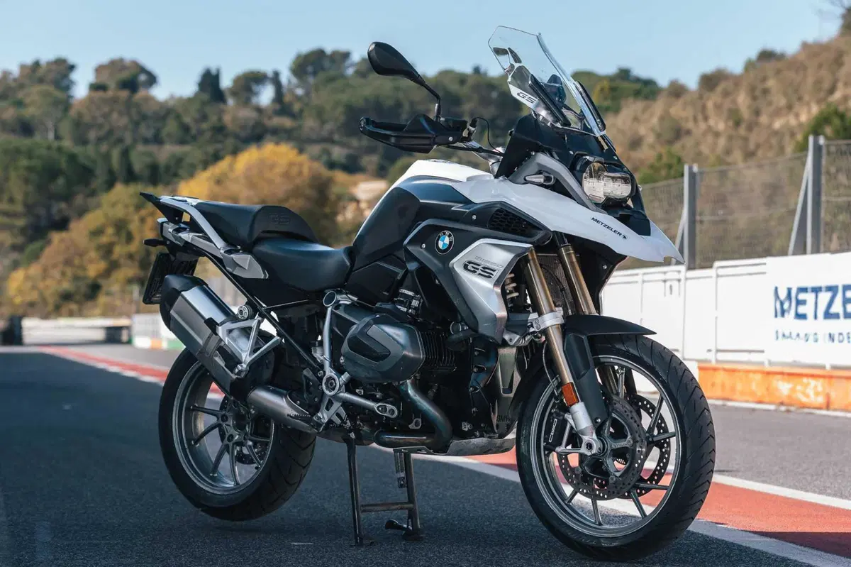 MAXI ENDURO in pista a 200 km/h! Chi vince tra BMW, DUCATI, HARLEY-DAVIDSON, KTM? (3)