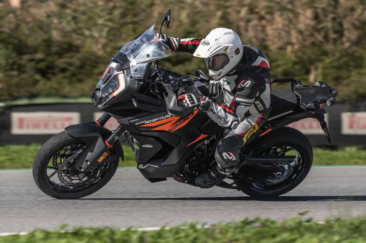 MAXI ENDURO in pista a 200 km/h! Chi vince tra BMW, DUCATI, HARLEY-DAVIDSON, KTM? (9)