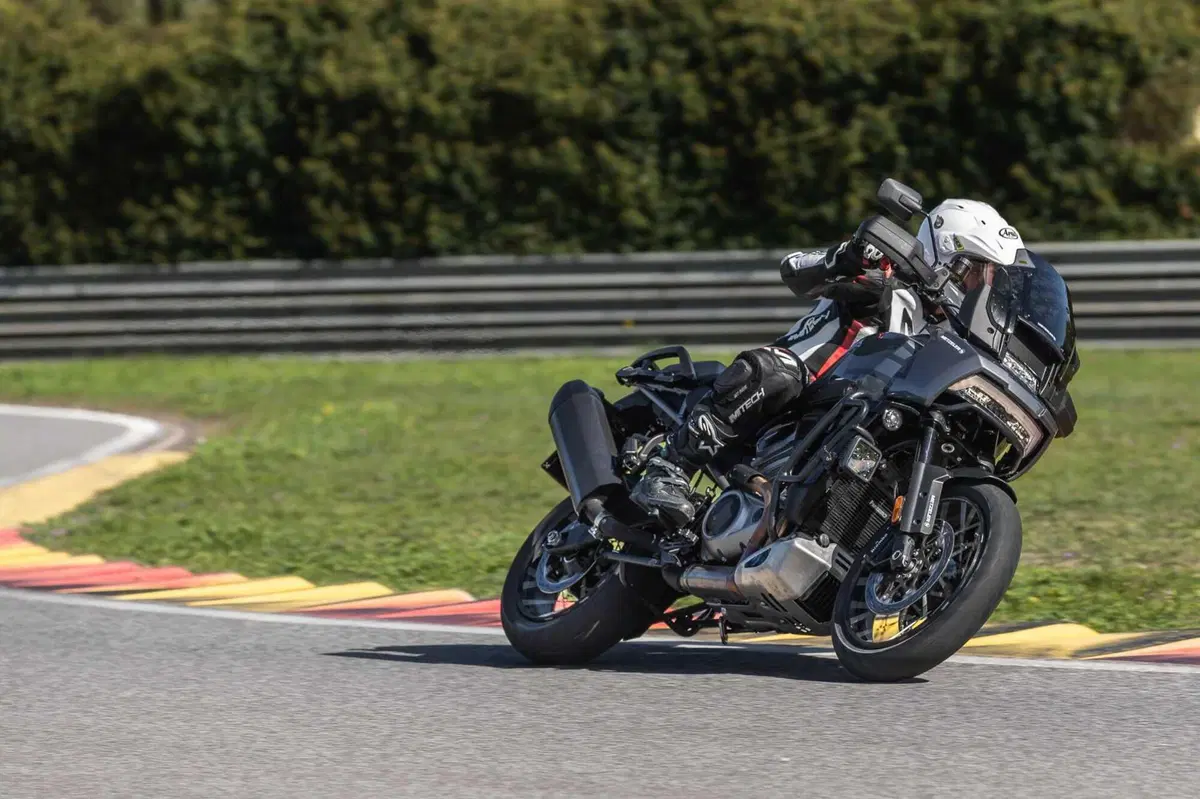 MAXI ENDURO in pista a 200 km/h! Chi vince tra BMW, DUCATI, HARLEY-DAVIDSON, KTM? (7)