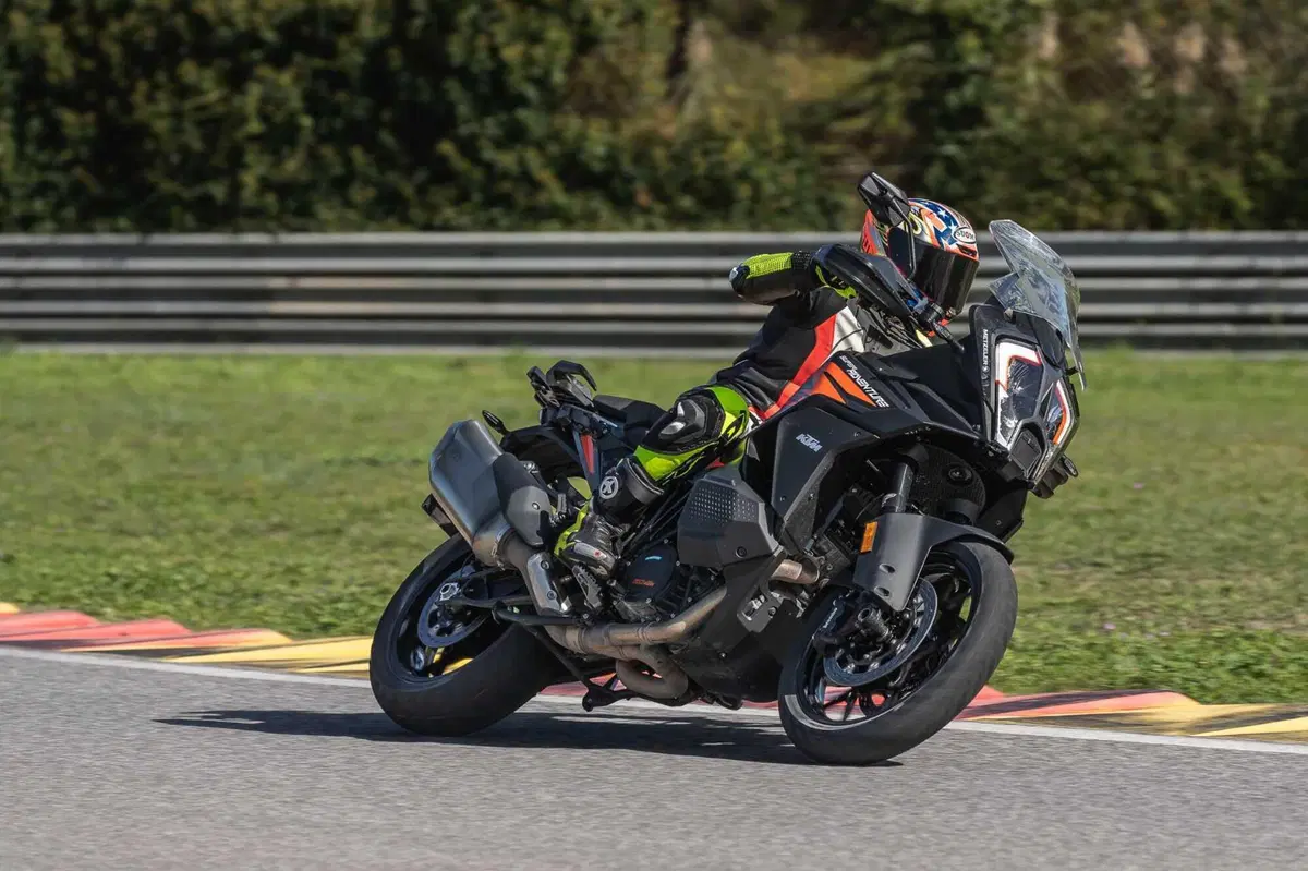 MAXI ENDURO in pista a 200 km/h! Chi vince tra BMW, DUCATI, HARLEY-DAVIDSON, KTM? (15)