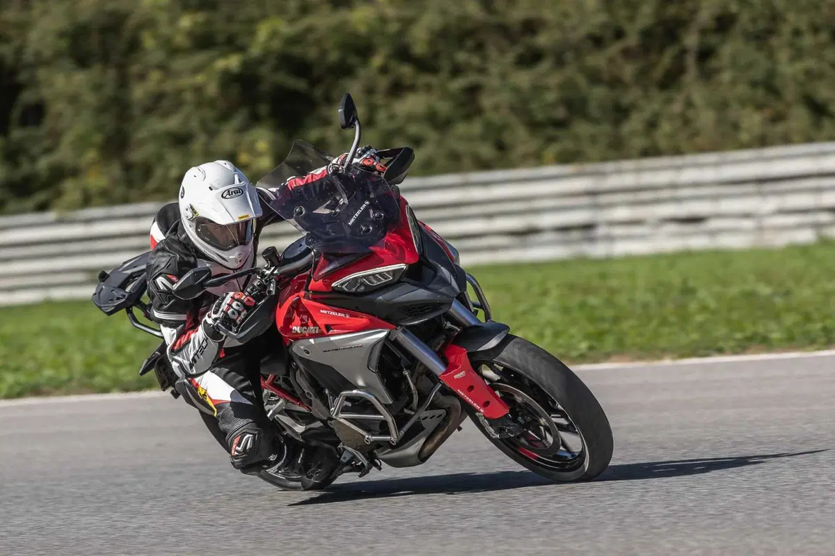 MAXI ENDURO in pista a 200 km/h! Chi vince tra BMW, DUCATI, HARLEY-DAVIDSON, KTM? (8)