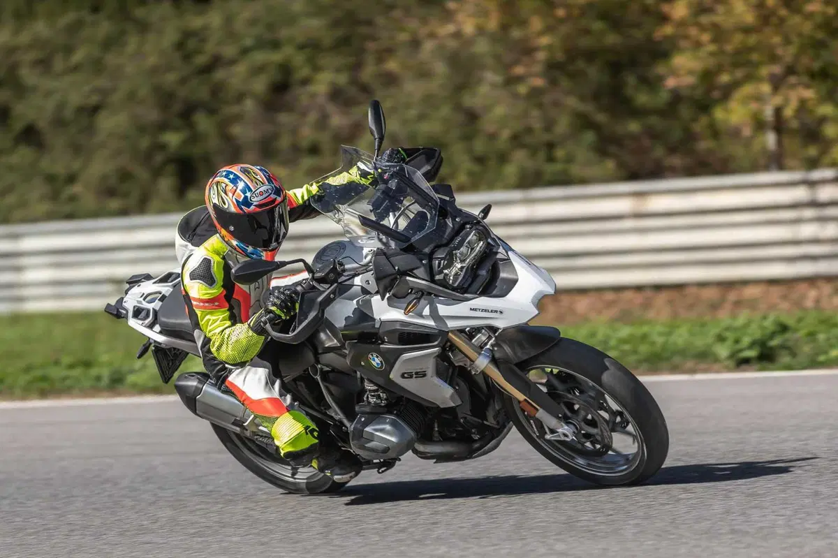 MAXI ENDURO in pista a 200 km/h! Chi vince tra BMW, DUCATI, HARLEY-DAVIDSON, KTM? (5)