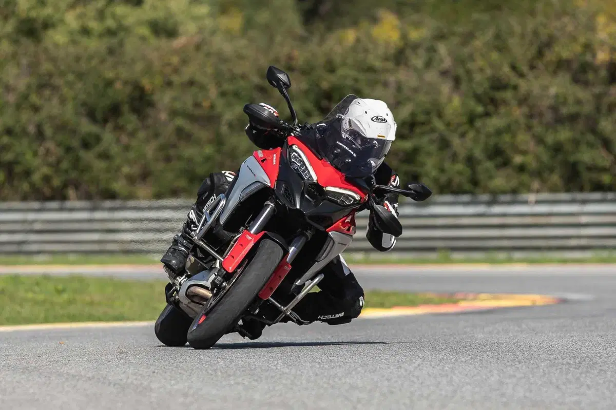 MAXI ENDURO in pista a 200 km/h! Chi vince tra BMW, DUCATI, HARLEY-DAVIDSON, KTM? (13)