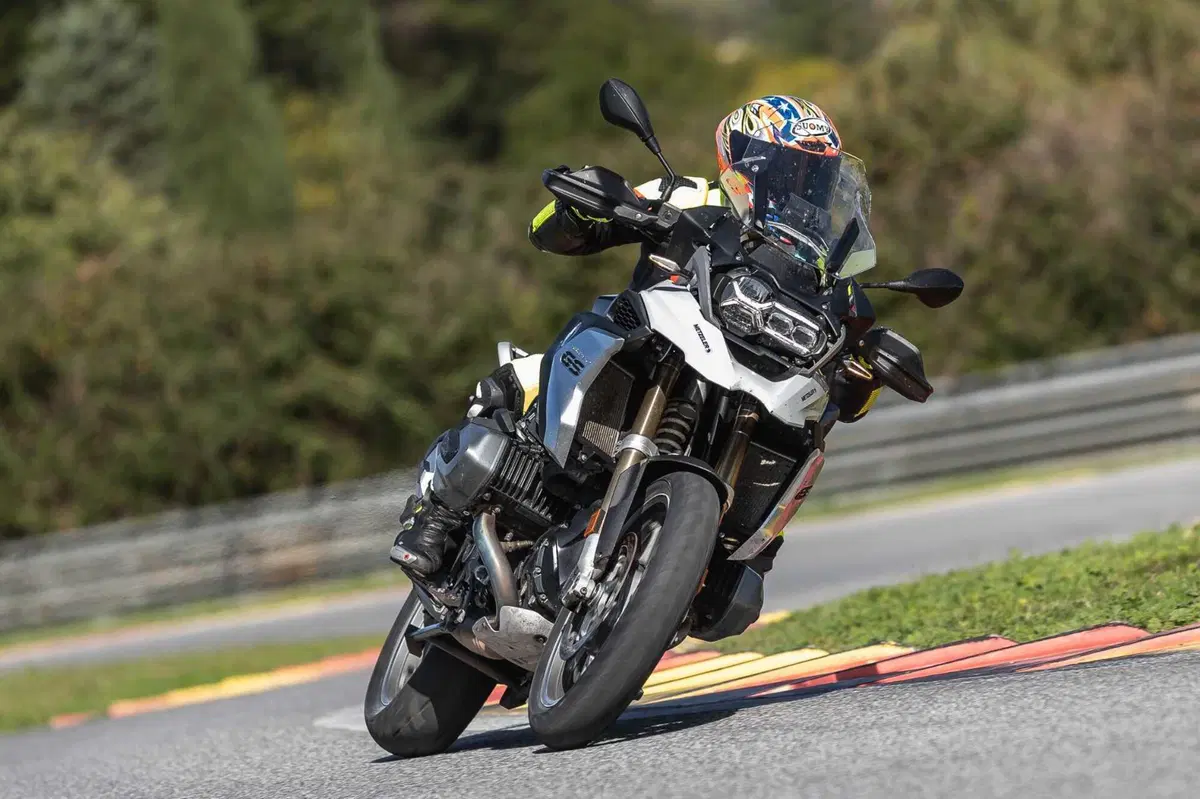 MAXI ENDURO in pista a 200 km/h! Chi vince tra BMW, DUCATI, HARLEY-DAVIDSON, KTM? (6)