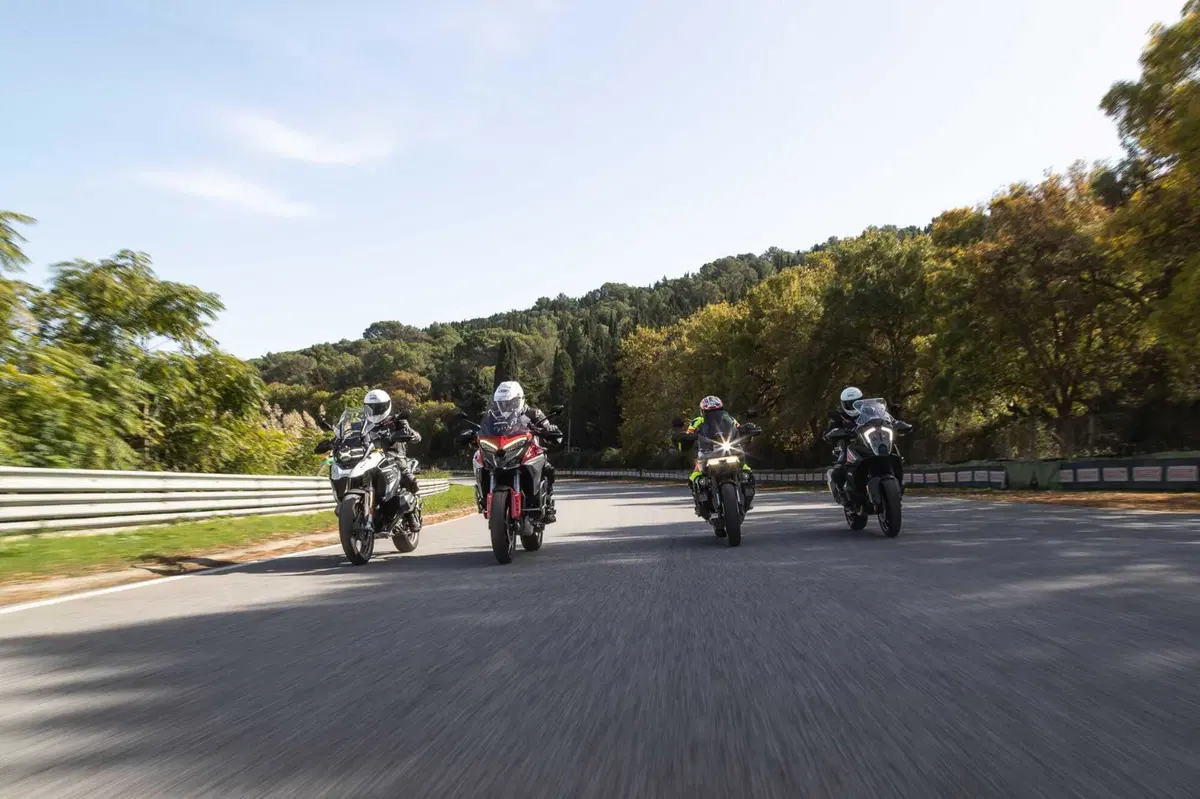 MAXI ENDURO in pista a 200 km/h! Chi vince tra BMW, DUCATI, HARLEY-DAVIDSON, KTM? (17)