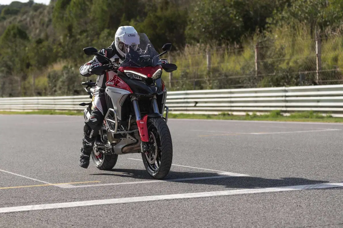 MAXI ENDURO in pista a 200 km/h! Chi vince tra BMW, DUCATI, HARLEY-DAVIDSON, KTM? (16)