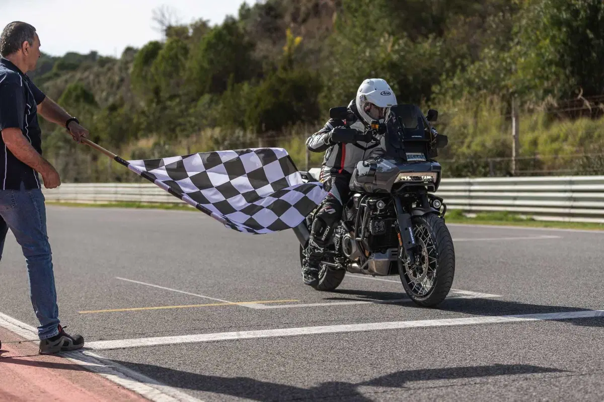 MAXI ENDURO in pista a 200 km/h! Chi vince tra BMW, DUCATI, HARLEY-DAVIDSON, KTM? (18)