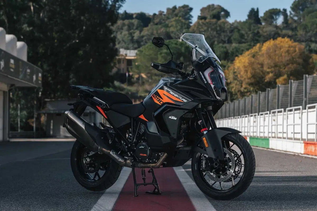 MAXI ENDURO in pista a 200 km/h! Chi vince tra BMW, DUCATI, HARLEY-DAVIDSON, KTM? (11)