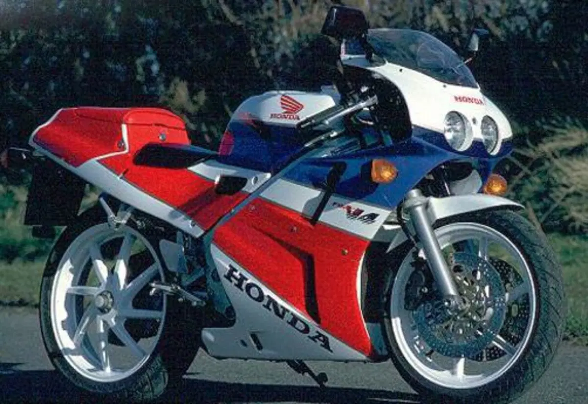 Honda VFR 400 - NC 30 VFR 400 - NC 30 (2)