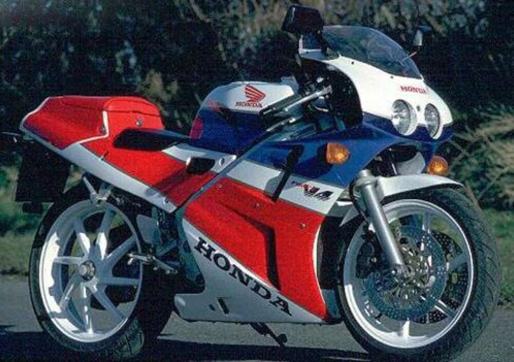 Honda VFR 400 - NC 30 (2)