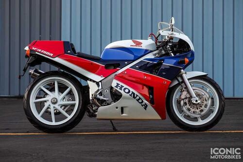 Una Honda RC30 nuova è in vendita. Solo per due giorni ancora però (2)