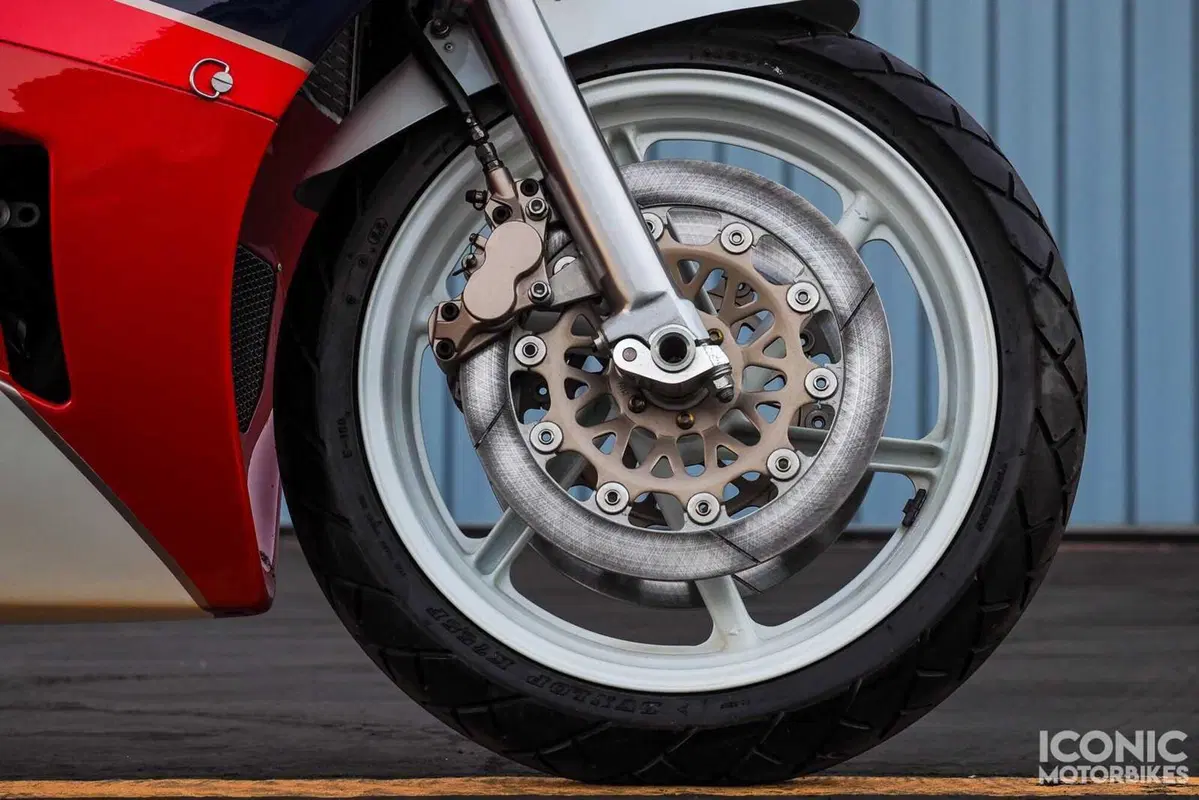 Una Honda RC30 nuova è in vendita. Solo per due giorni ancora però (12)