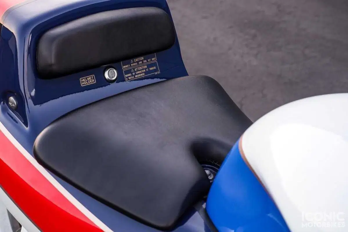 Una Honda RC30 nuova è in vendita. Solo per due giorni ancora però (10)