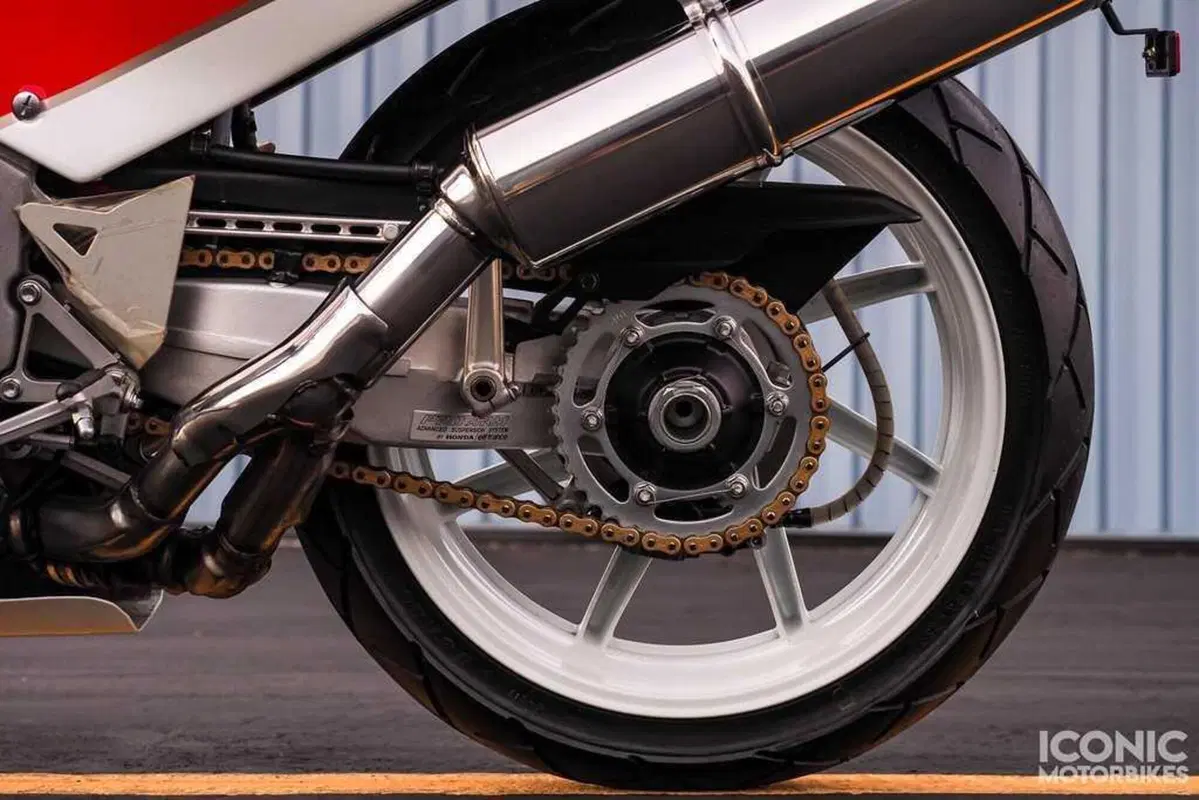 Una Honda RC30 nuova è in vendita. Solo per due giorni ancora però (13)