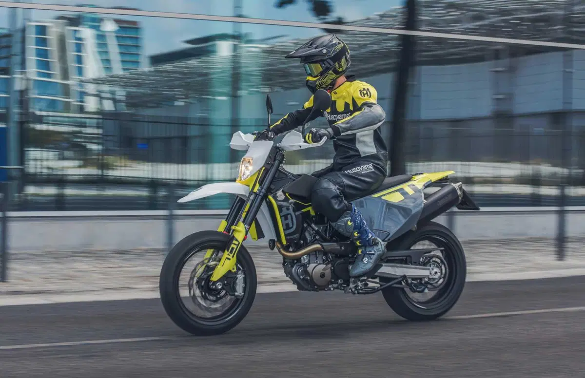 Ritocchi per le Husqvarna 701 Enduro e 701 Supermoto 2023 (6)