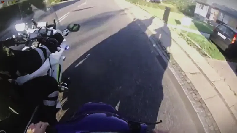 Fuggitivo con la GoPro e lo scooterino semina le Yamaha della polizia! Nonostante una caduta! [VIDEO VIRALE]