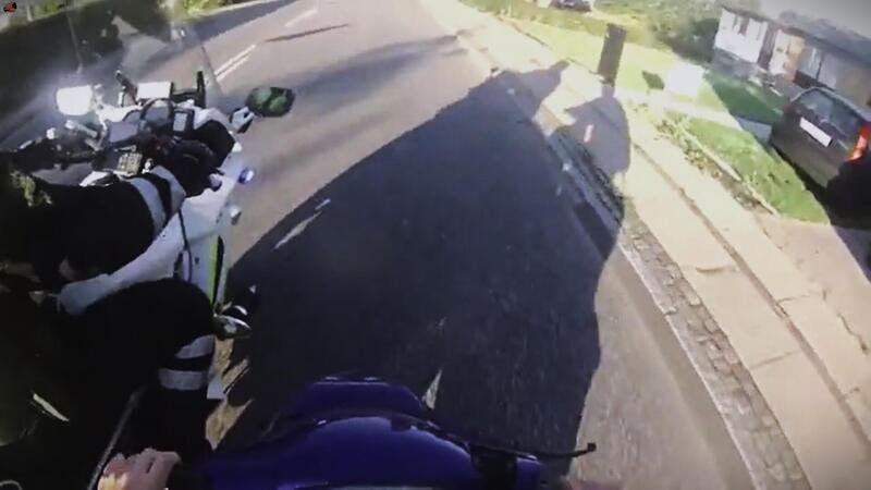 Fuggitivo con la GoPro e lo scooterino semina le Yamaha della polizia! Nonostante una caduta! [VIDEO VIRALE]