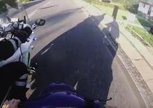 Fuggitivo con la GoPro e lo scooterino semina le Yamaha della polizia! Nonostante una caduta! [VIDEO VIRALE]