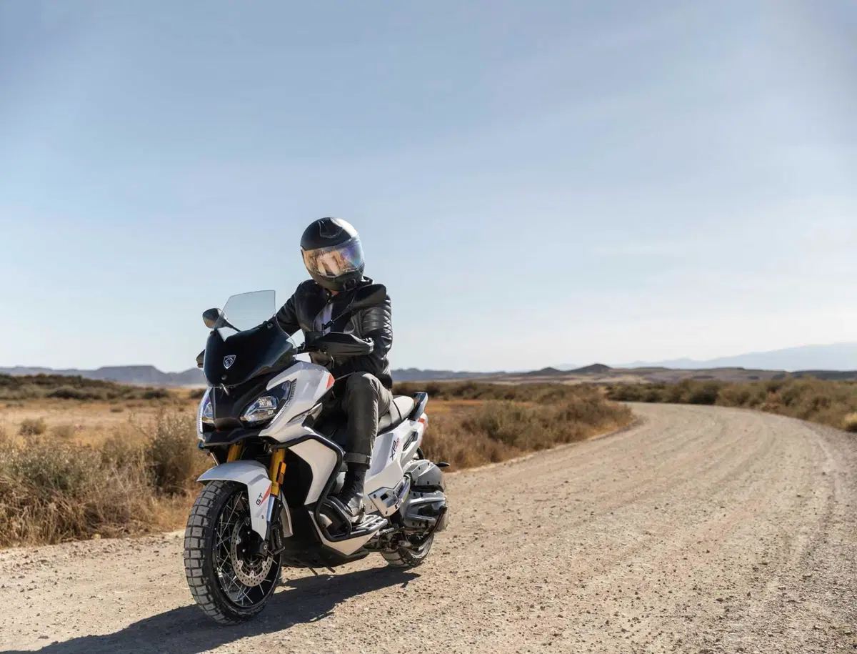 XP400, il nuovo scooter adventure sport di Peugeot. Allure e GT (10)